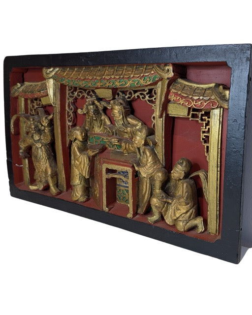 Chinees houtsnijpaneel verguld met figuren onder paviljoen Qing periode