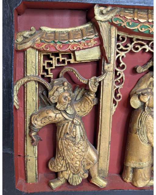 Chinees verguld houten wandpaneel met staande figuur Qing periode