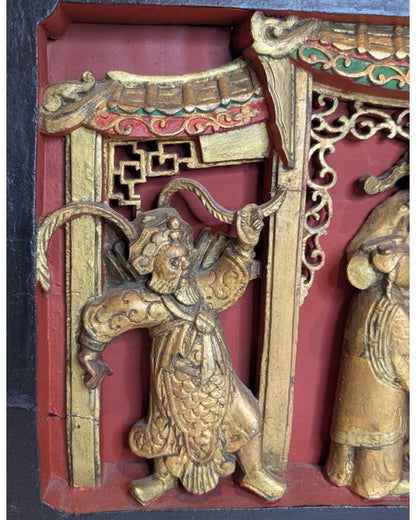 Chinees verguld houten wandpaneel met staande figuur Qing periode