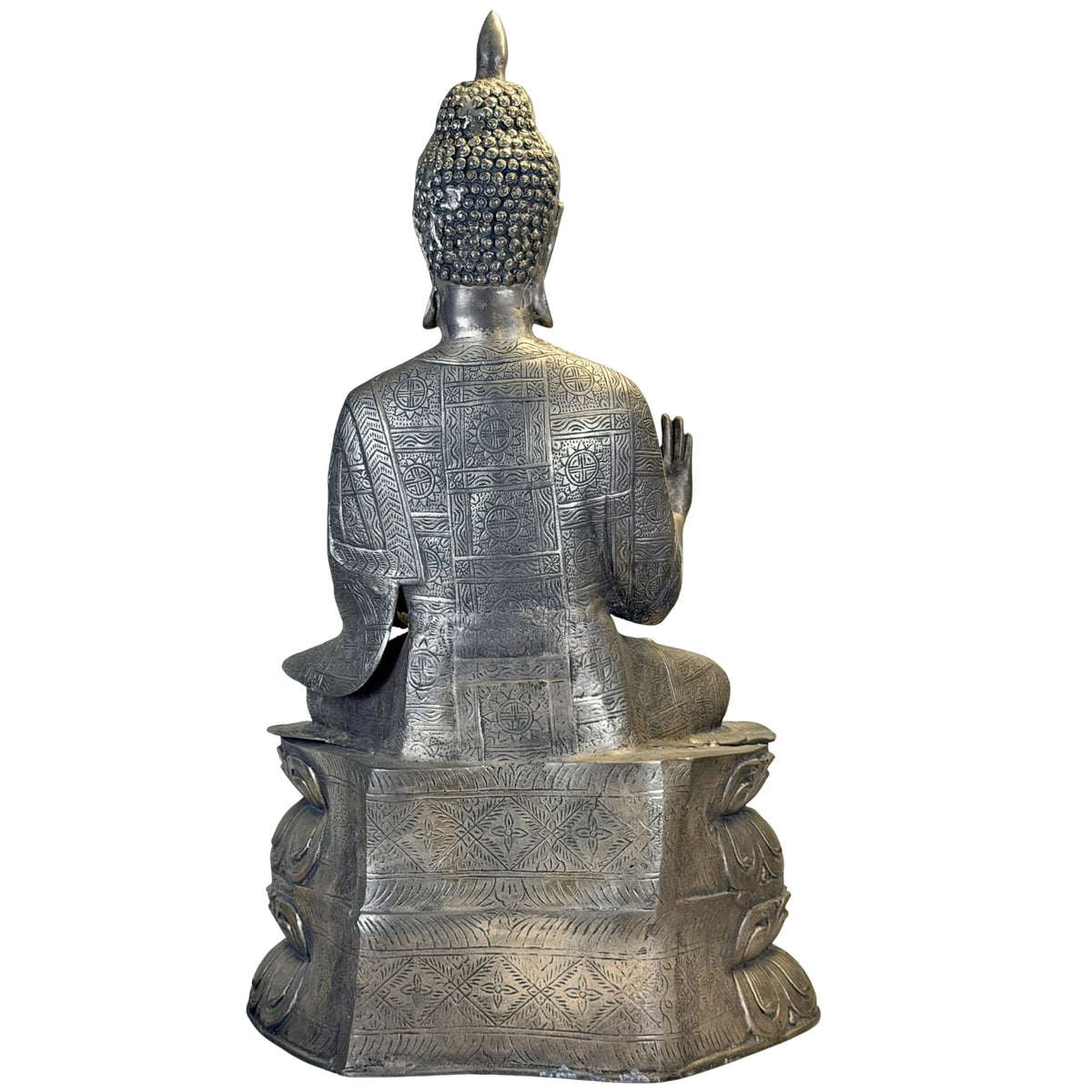 Volledig achteraanzicht van de Chinese Boeddha met gedecoreerd ruggewaad en geometrische patronen op de sokkel.