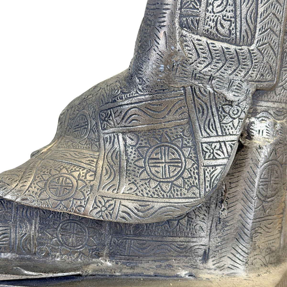 Detail van de afhangende linkermouw met cirkelmotieven en golvende lijnen naast de zitting.