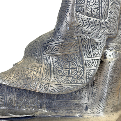 Detail van de afhangende linkermouw met cirkelmotieven en golvende lijnen naast de zitting.