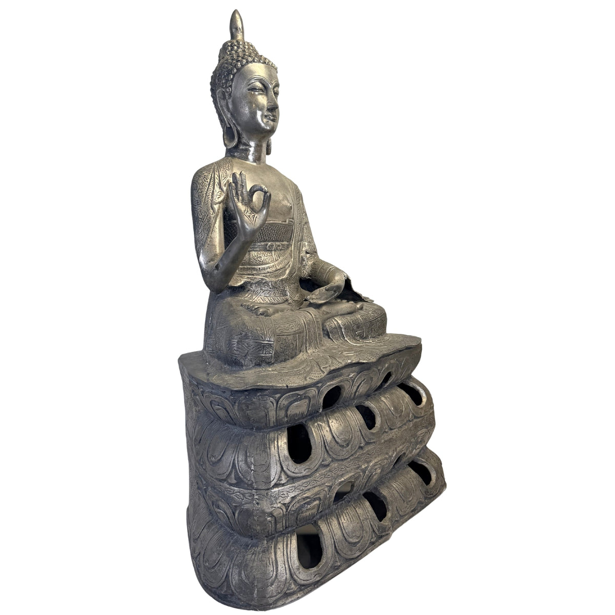 Chinese Boeddha schuin van rechtsvoor, met de opgeheven hand, gekruiste benen en openingen in de lotusbasis.