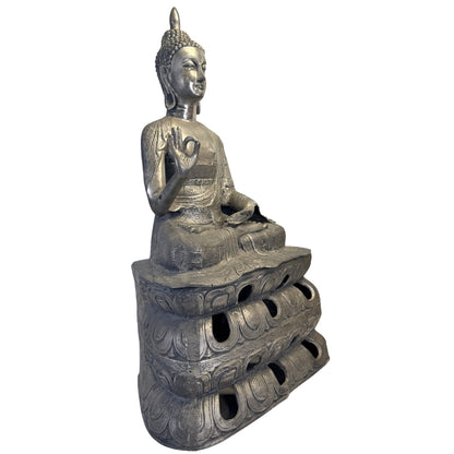 Chinese Boeddha schuin van rechtsvoor, met de opgeheven hand, gekruiste benen en openingen in de lotusbasis.