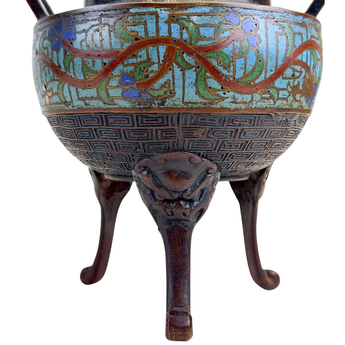 Detail van polychroom emaille en diermasker op poot van Chinese wierookbrander