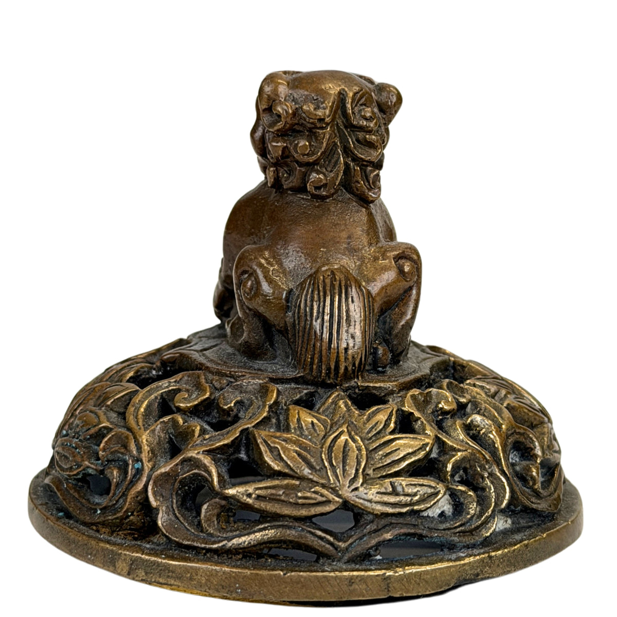 Chinese foo dog met bal als bekroning van een opengewerkt wierookbranderdeksel