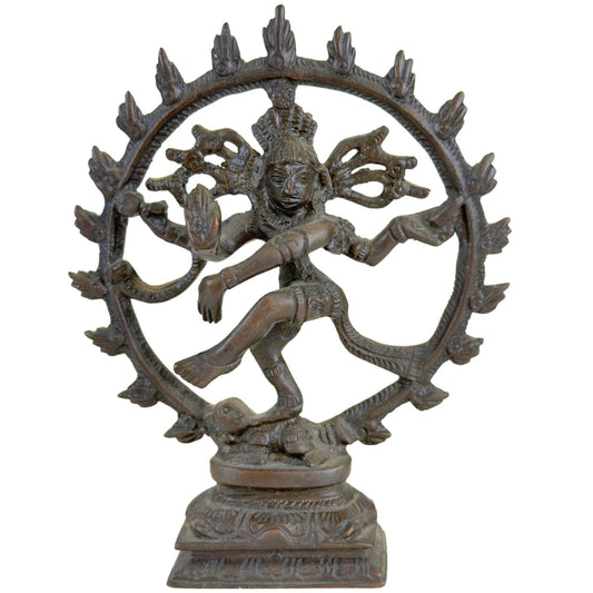 Compact bronzen Shiva Nataraja beeld uit India met donkere patina en kosmische danshouding