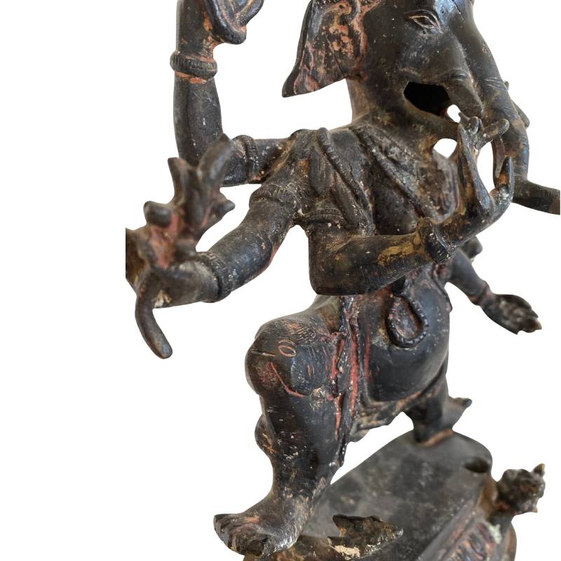 Volledig zicht op een antiek bronzen dansende Ganesha met zes armen