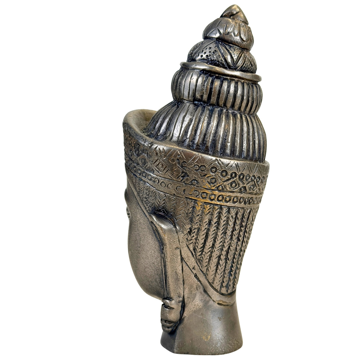 Achterzijde links van metalen godheidshoofd met kroonband, haargravering en lang oorornament