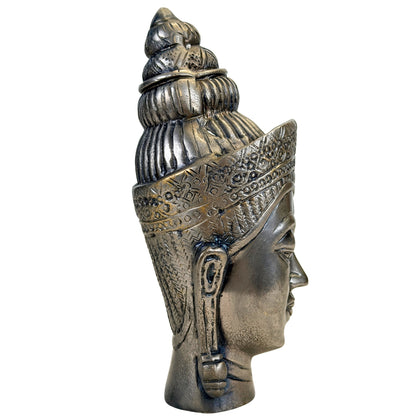 Rechter profiel van decoratief metalen godheidshoofd met hoge haartooi en geometrische kroonversiering