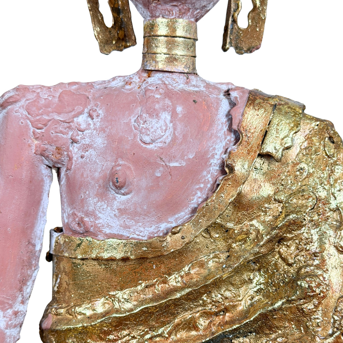 Roze borst en verguld gewaad over de schouder, detail