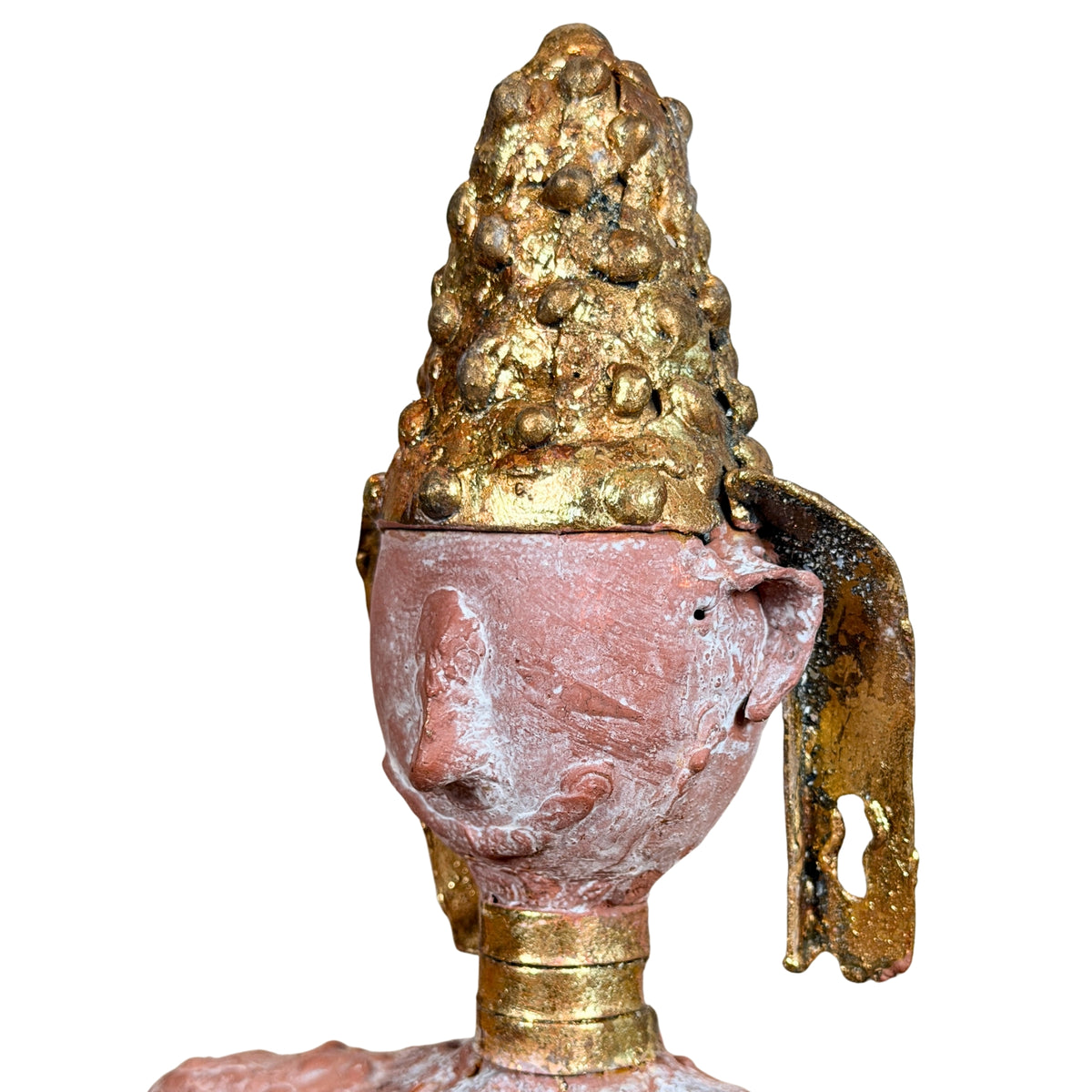 Gezicht met roze coating onder de vergulde ushnisha, detail