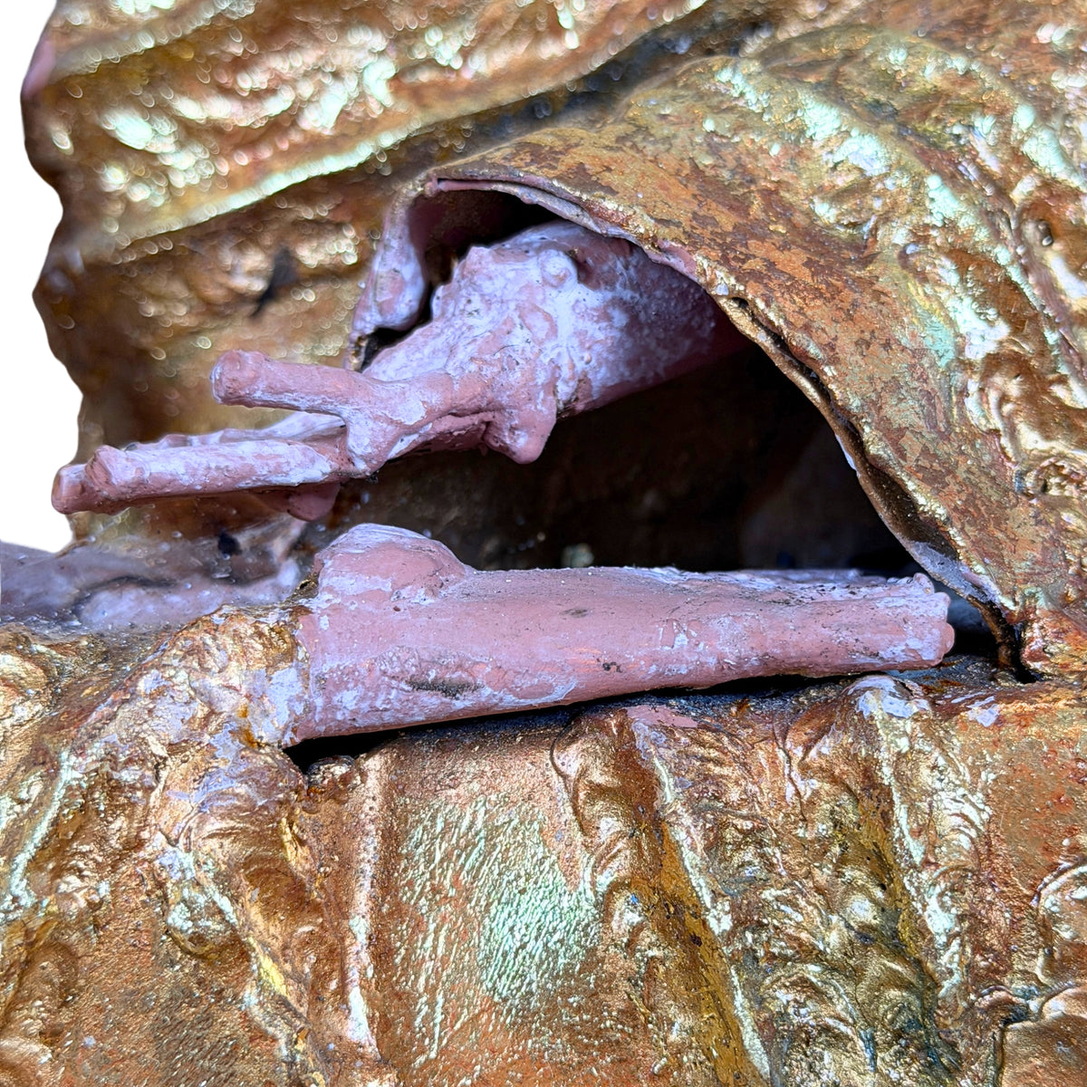 Schoot met handen tussen de vergulde gewaadplooien, detail