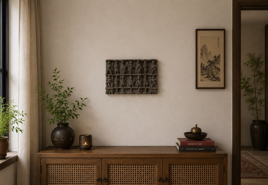 Scherpe detailopname van de olifantgod Ganesha in het antieke handgesneden houten tempelfries.