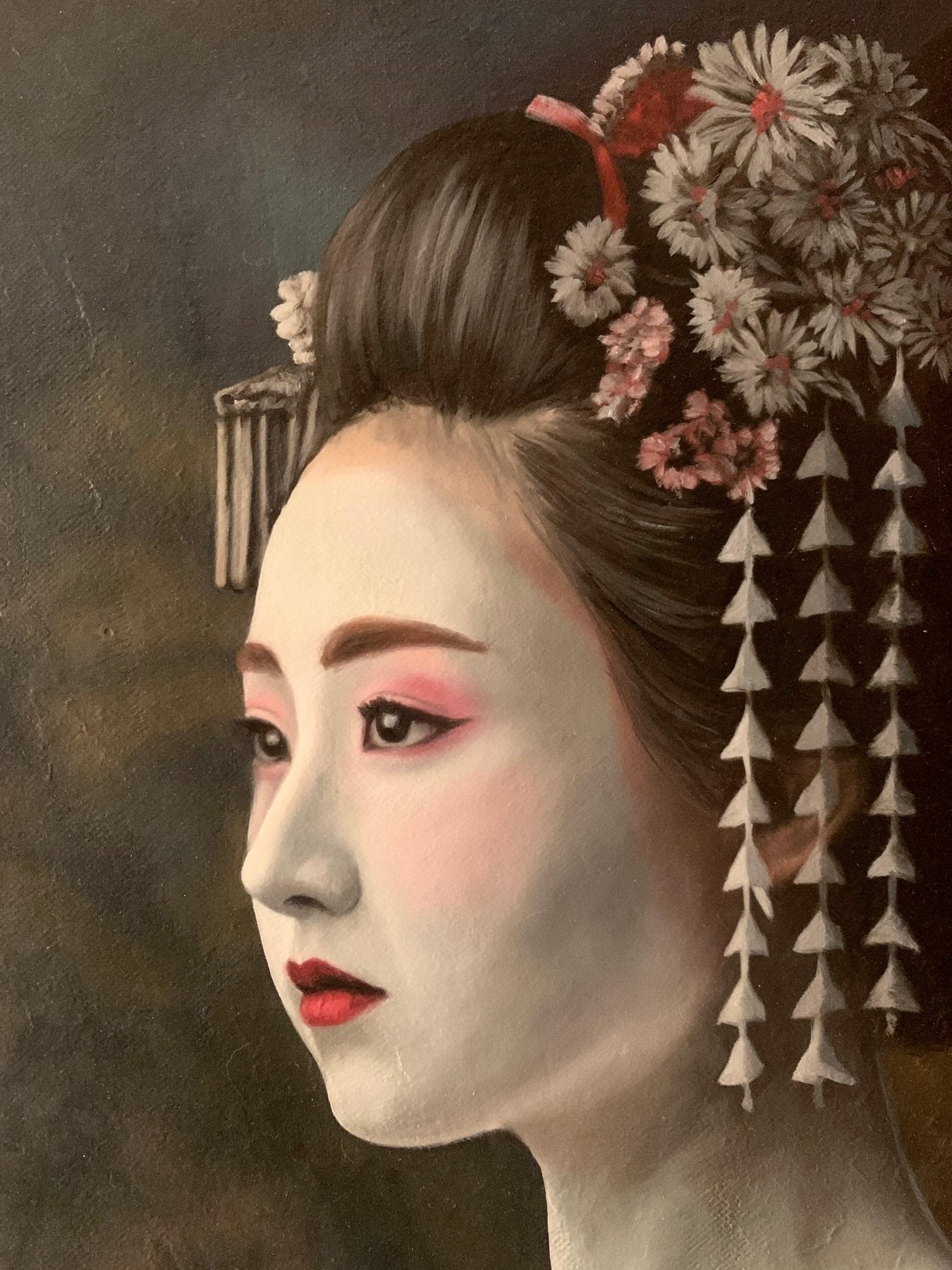 Detailopname van het gezicht van een Geisha met witte make-up en verfijnde bloemen haarversieringen in olieverf.