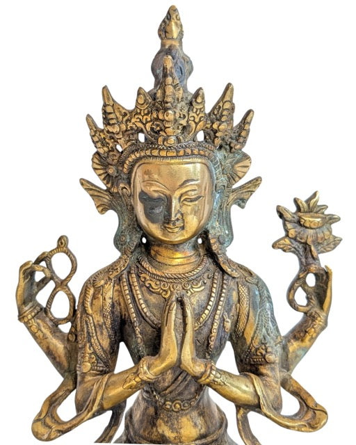 Detailopname gezicht sereniteit bronzen Chenrezig sculptuur