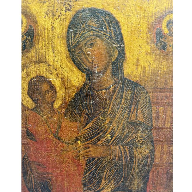 Prachtige detailopname van de gezichten van Maria en het Christuskind met zichtbaar antiek craquelé en goudgrond.