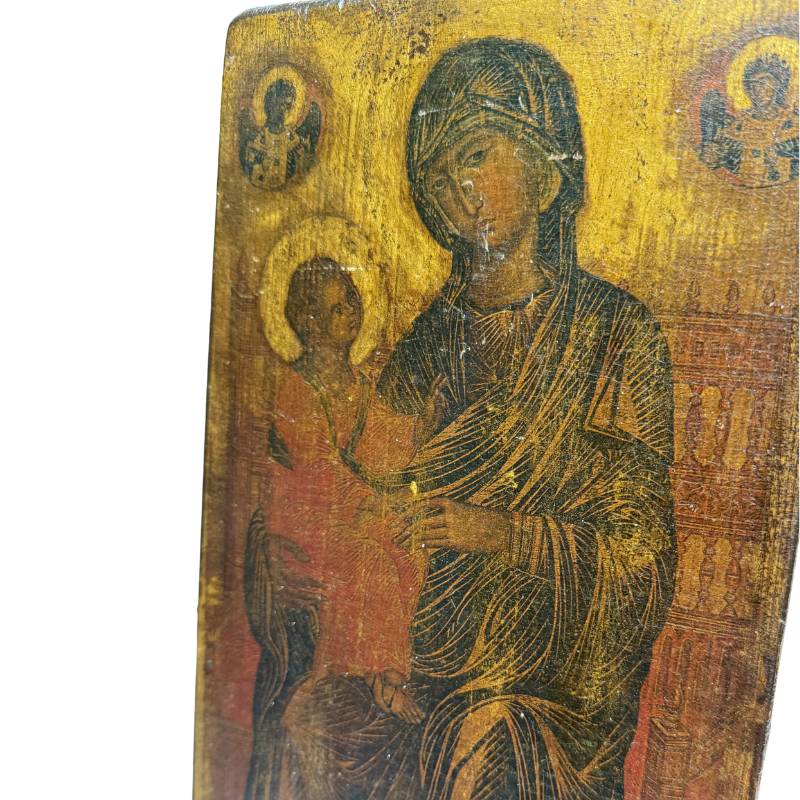 Detailopname van de gezichten van Maria en het Christuskind met zichtbaar antiek craquelé en goudgrond.