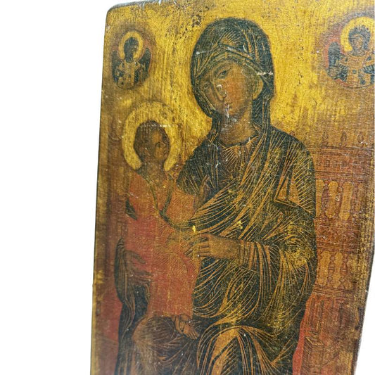 Detailopname van de gezichten van Maria en het Christuskind met zichtbaar antiek craquelé en goudgrond.