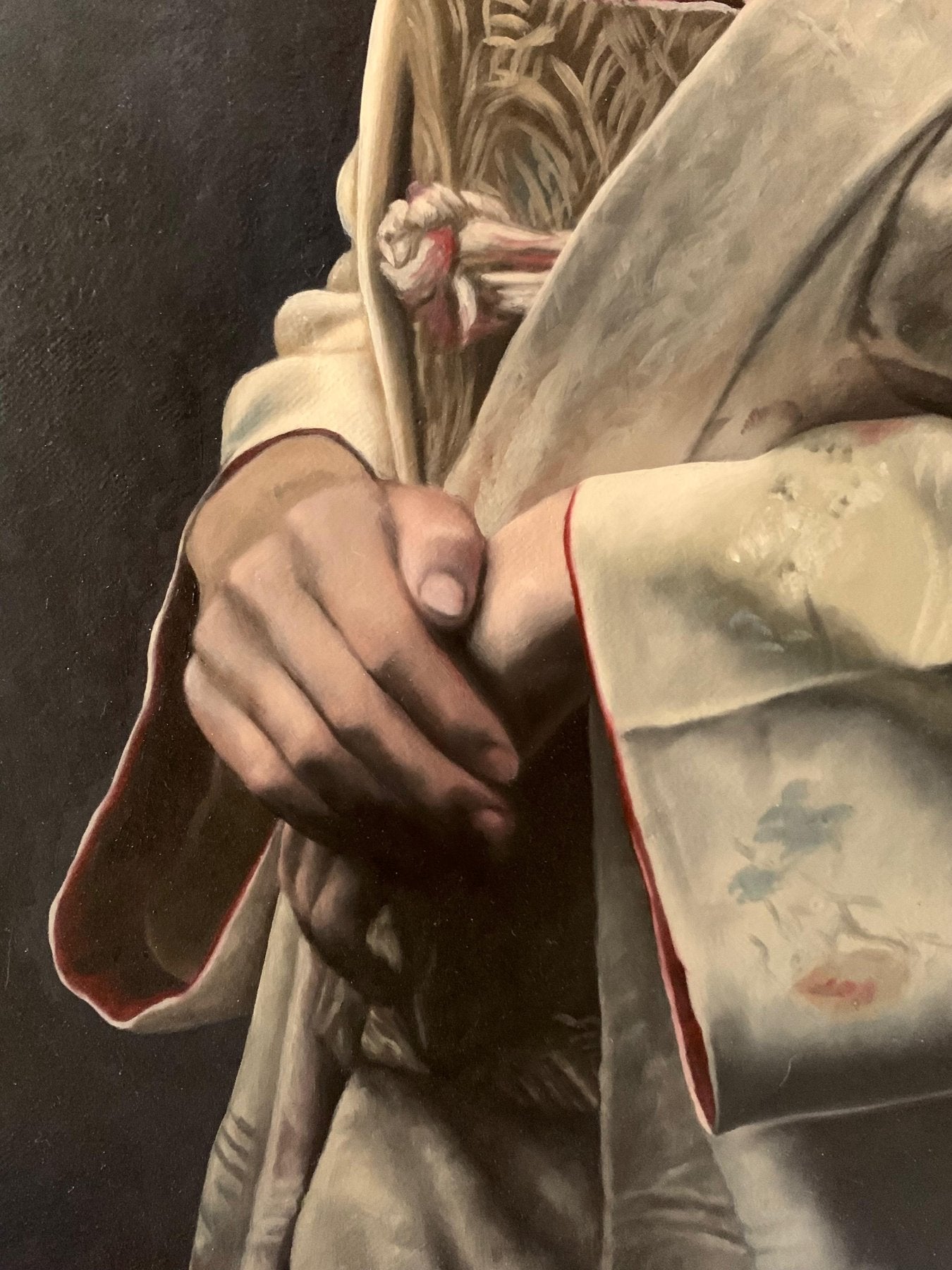 Close-up van de handen en de gedetailleerde zijden kimono van de Geisha in het schilderij van J. Hanter.