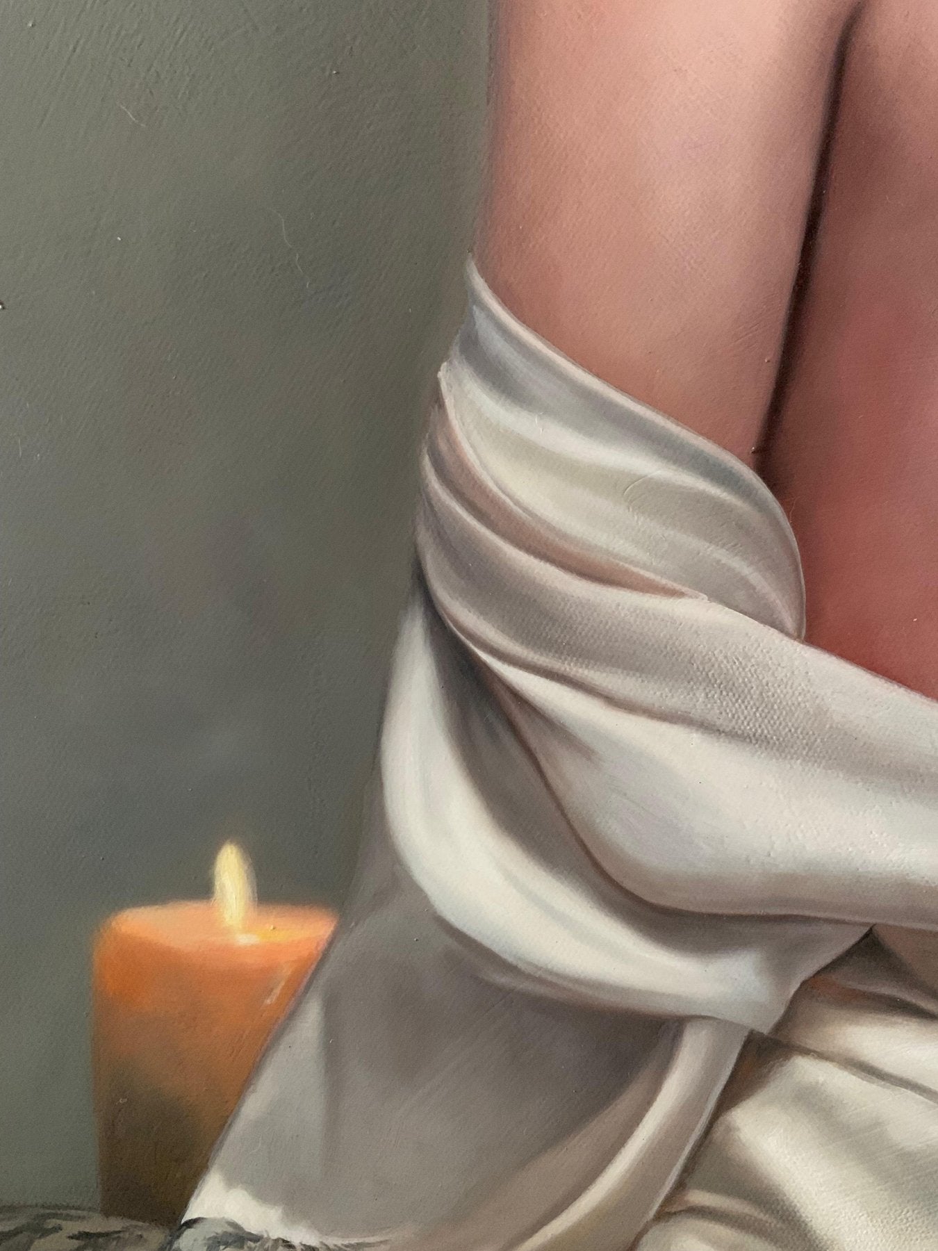 Detailopname van de handgeschreven zwarte signatuur van de kunstenaar op het olieverfschilderij naast de warme gloed van een geschilderde kaars.