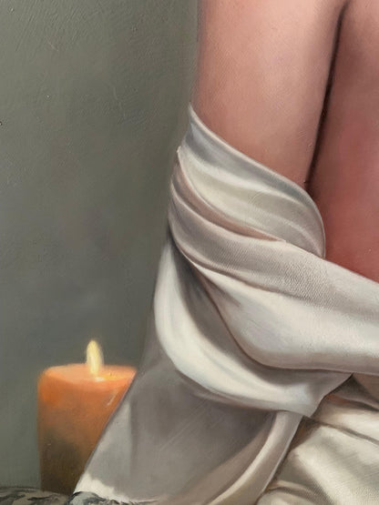 Detailopname van de handgeschreven zwarte signatuur van de kunstenaar op het olieverfschilderij naast de warme gloed van een geschilderde kaars.
