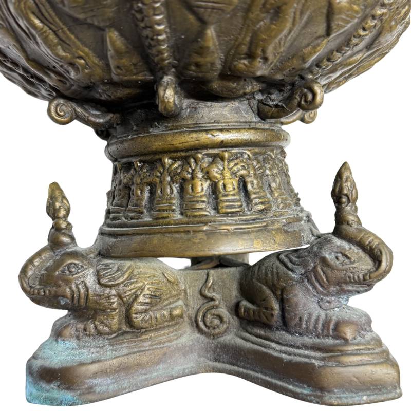 Detail van de olifantenbasis van een antieke Thaise reliekhouder
