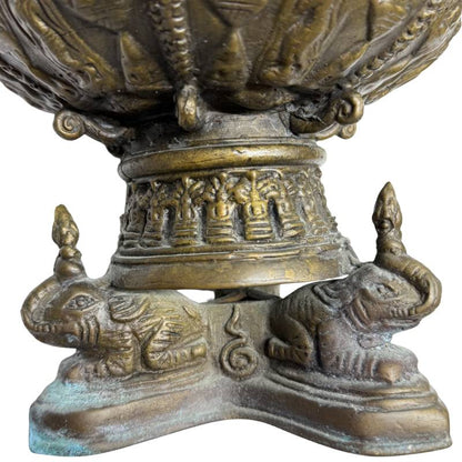 Detail van de olifantenbasis van een antieke Thaise reliekhouder
