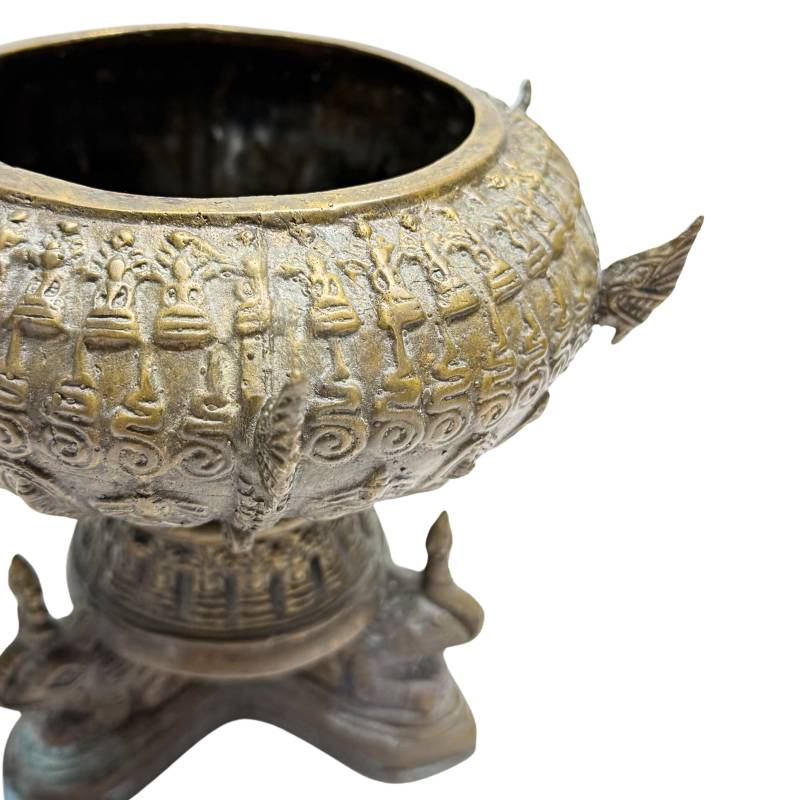 Detail van religieuze reliëfs op een Thaise bronzen reliekhouder
