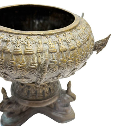 Detail van religieuze reliëfs op een Thaise bronzen reliekhouder
