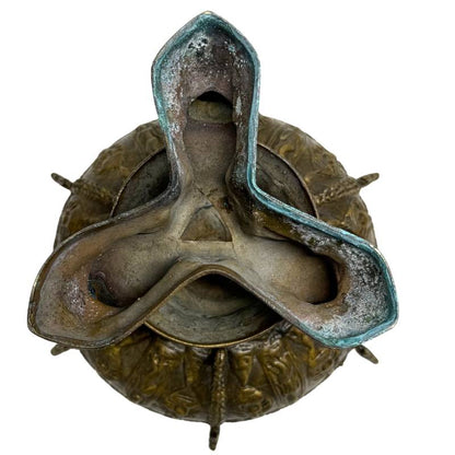 Detail van oude vergulding op een Thaise bronzen reliekhouder
