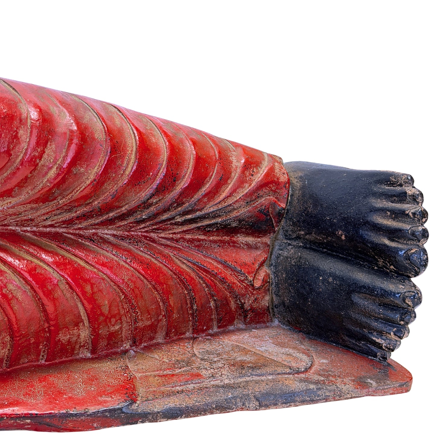 Detail van voeten en rood gewaad van de antieke liggende Boeddha