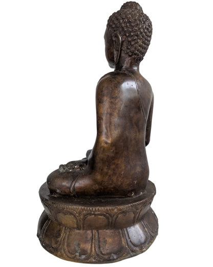 Diepe chocoladebruine patina op een antieke bronzen Boeddha sculptuur.