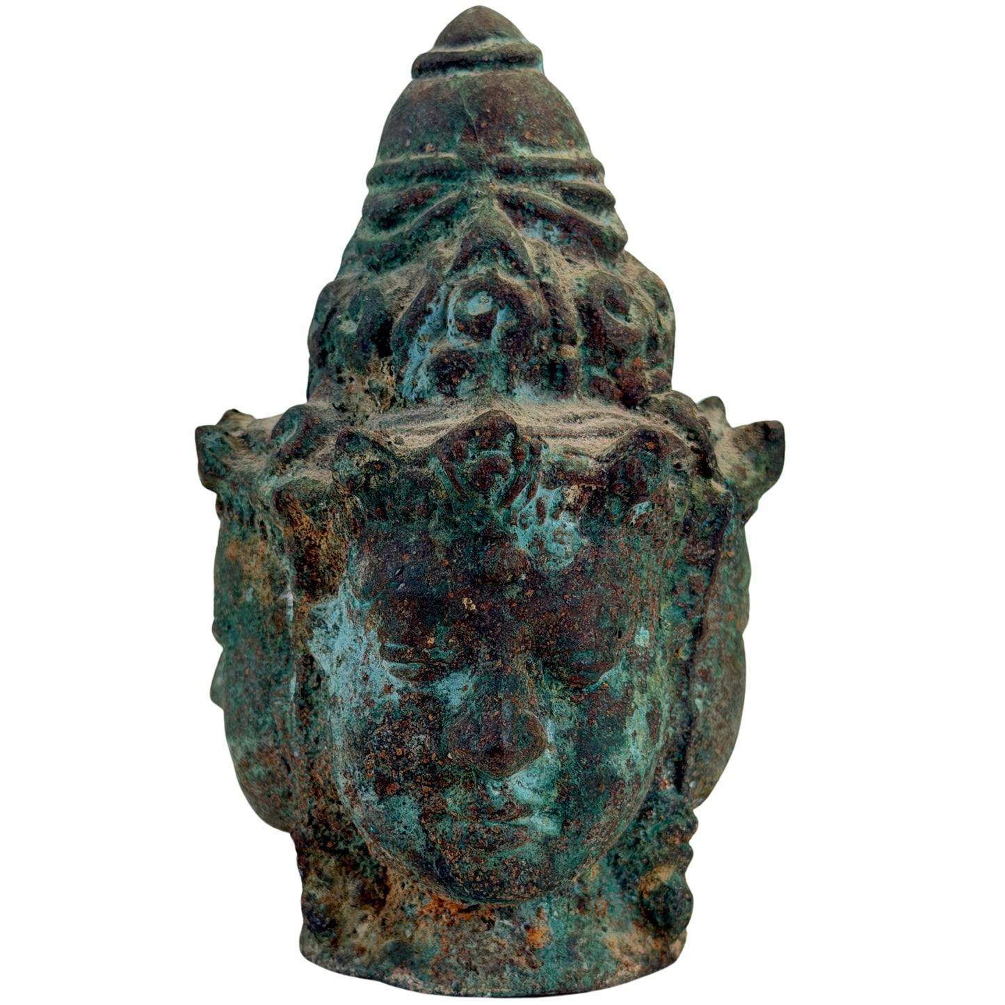 Detail van gezichten op driehoofdige Khmer-stijl Trimurti