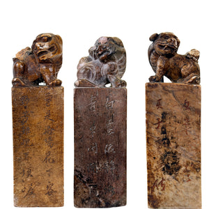 Drie Antieke Chinese Stenen Zegels met Dierfinials – Late Qing / Republiek
