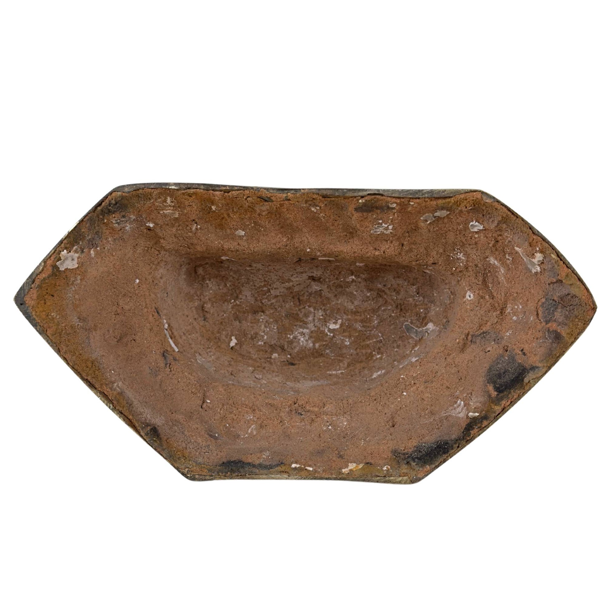 De rijk gedecoreerde lotusbasis op de karakteristieke hexagonale voet.