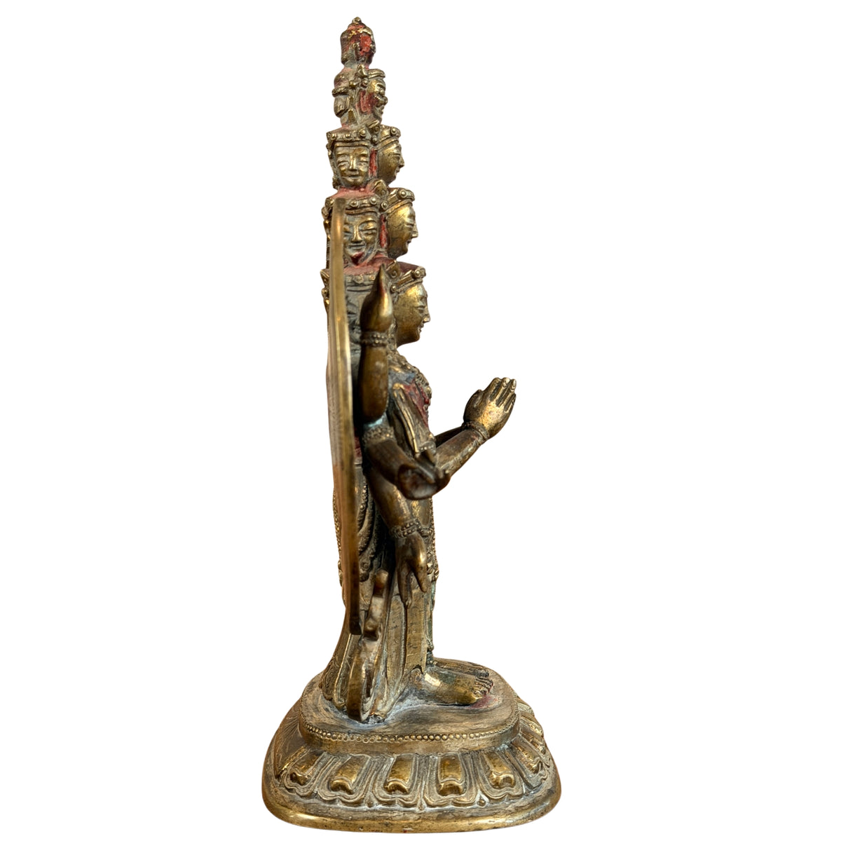 Zijaanzicht van de staande figuur met de aureool als vlakke plaat erachter