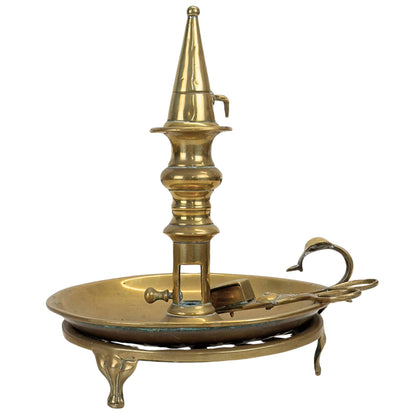 Decoratieve kamerkandelaar in historiserende stijl (21,5 cm), vervaardigd van messing met een elegante patina.
