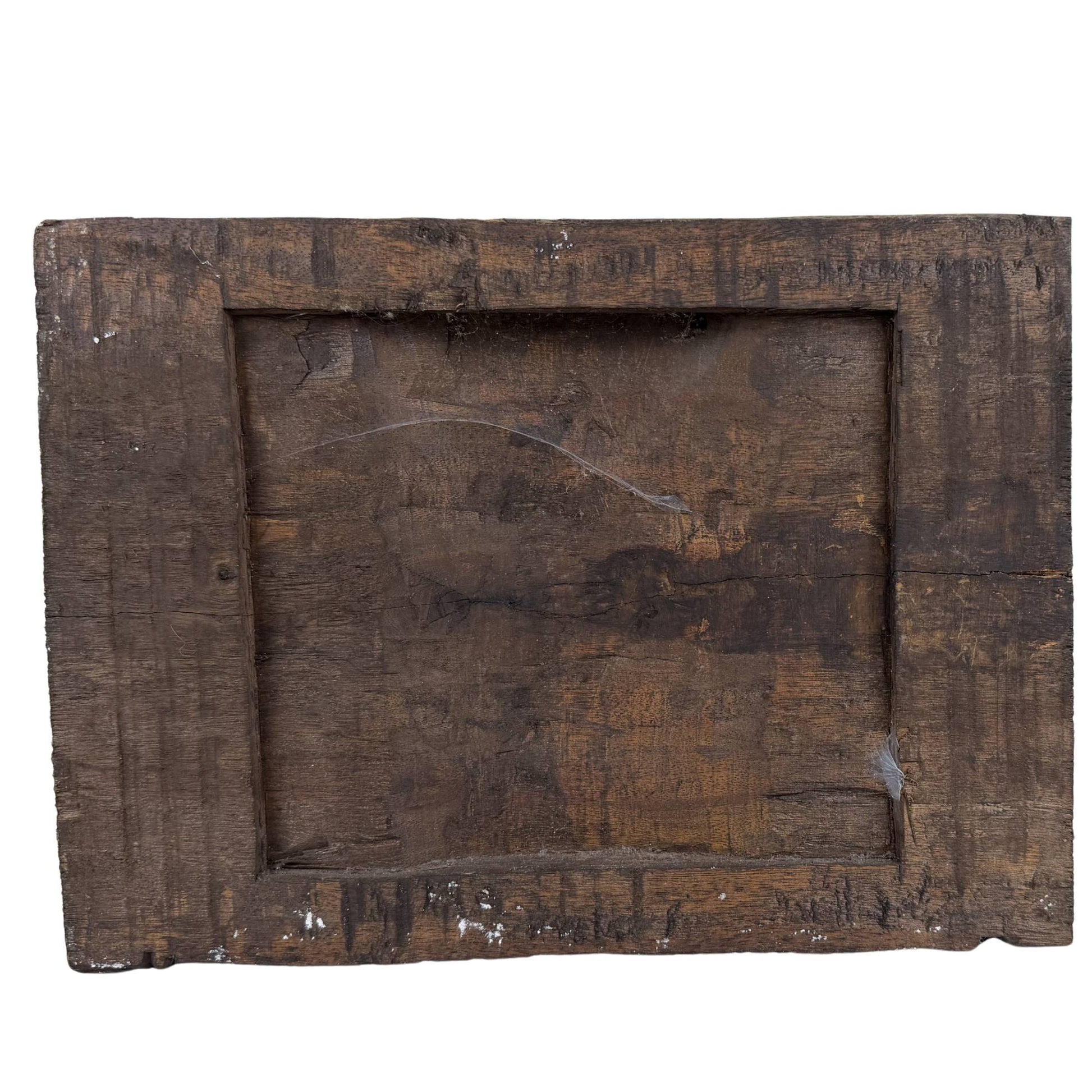 Het antieke handgesneden Indiase tempelfries gepresenteerd als uniek Wabi-Sabi wandobject in een high-end interieur.