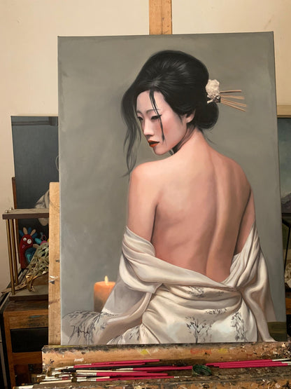 Exclusief Aziatisch kunstwerk van een zittende geisha met ontblote rug geschilderd in olieverf op canvas voor high-end interieurontwerp.