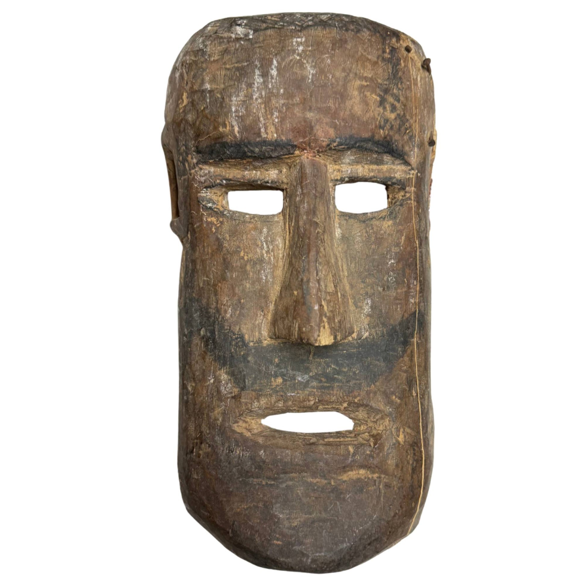 Exclusief antiek handgesneden houten sjamanenmasker uit de Himalaya, met zwarte baardlijn en ingekraste ruitpatronen