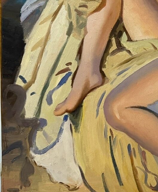 Detail van de torso en de interactie tussen warme huidtinten en blauwe draperie.