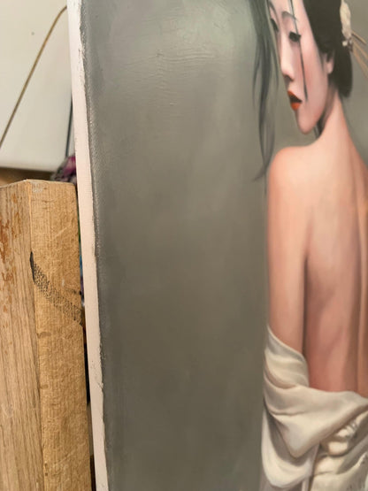 Eigentijds fijngevoelig olieverfportret met een sterk clair-obscur effect door een brandende kaarsvlam tegen een minimalistische grijze achtergrond.