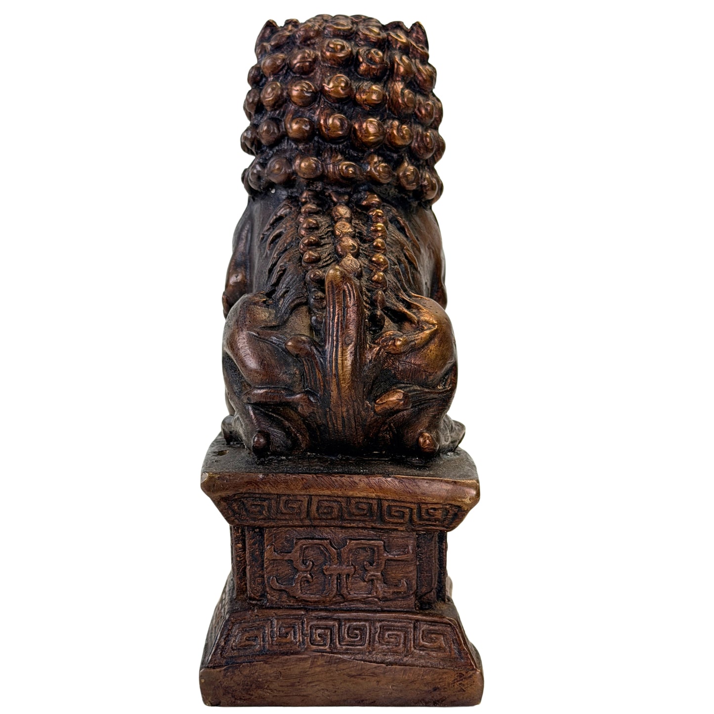 Achterkant van Chinese Foo Dog met compacte krulmanen en gestileerde rug- en staartdecoratie