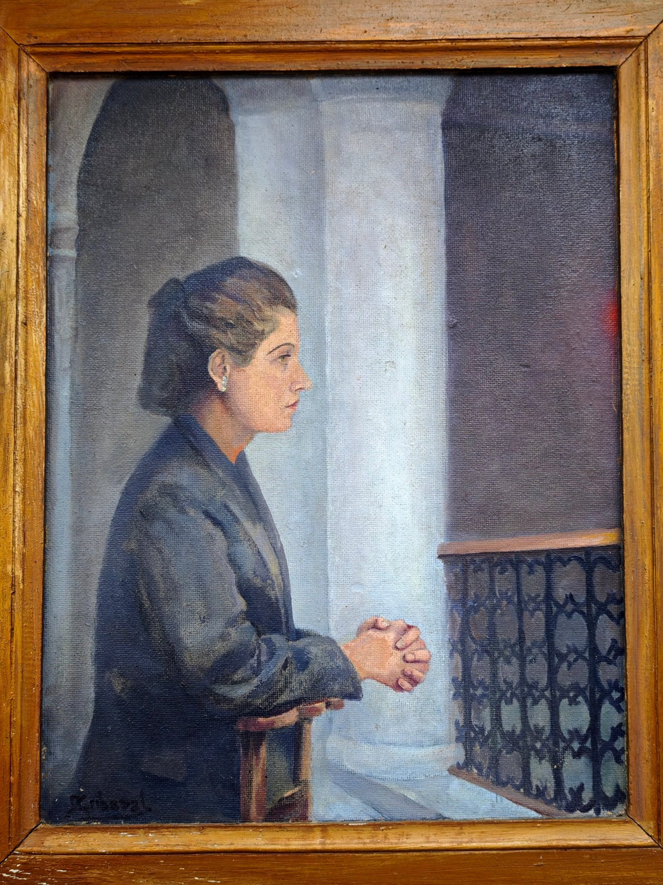 vrouw profiel schilderij met zuilen en interieur achtergrond