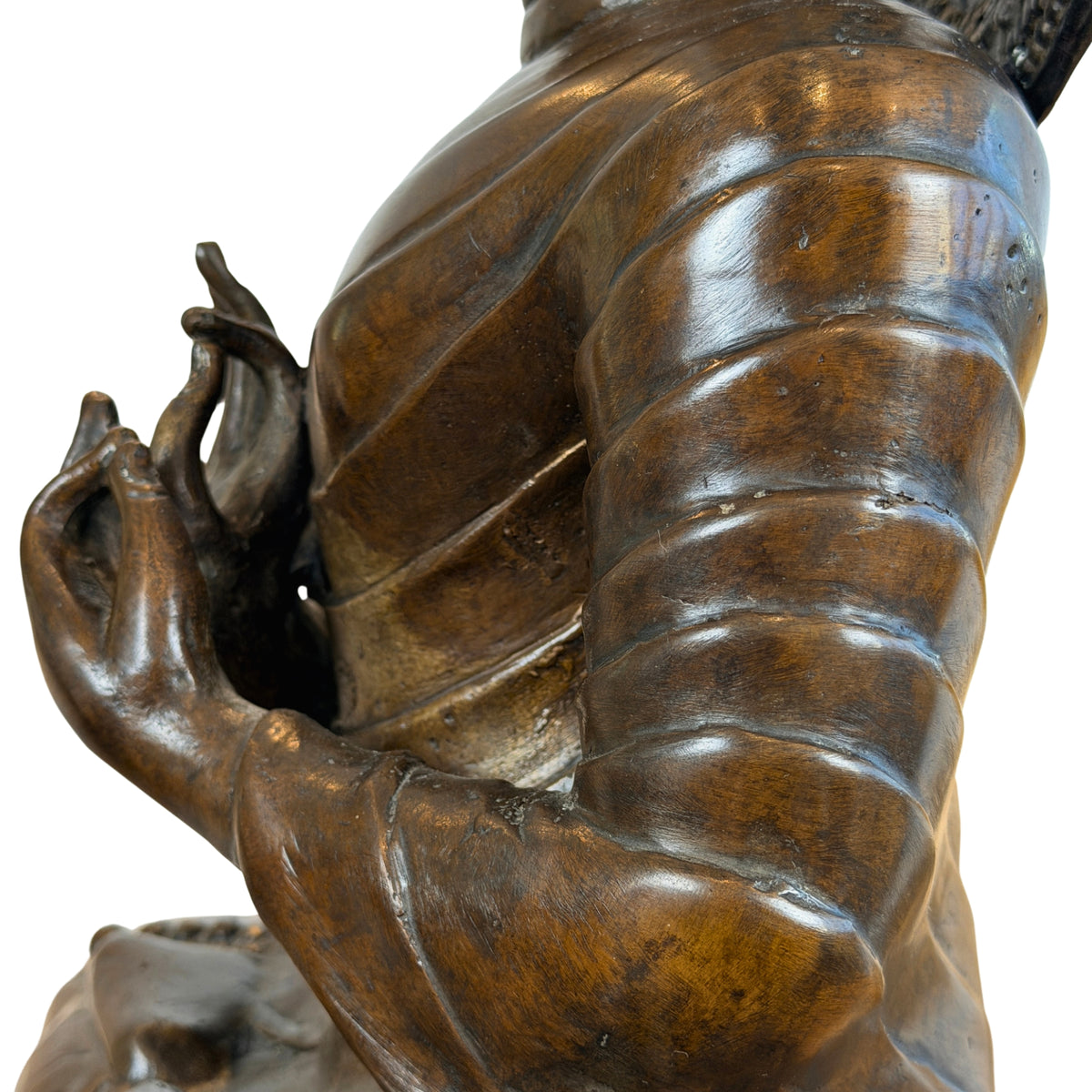 Arm met geribde gewaadplooien en hand in dharmachakra mudra
