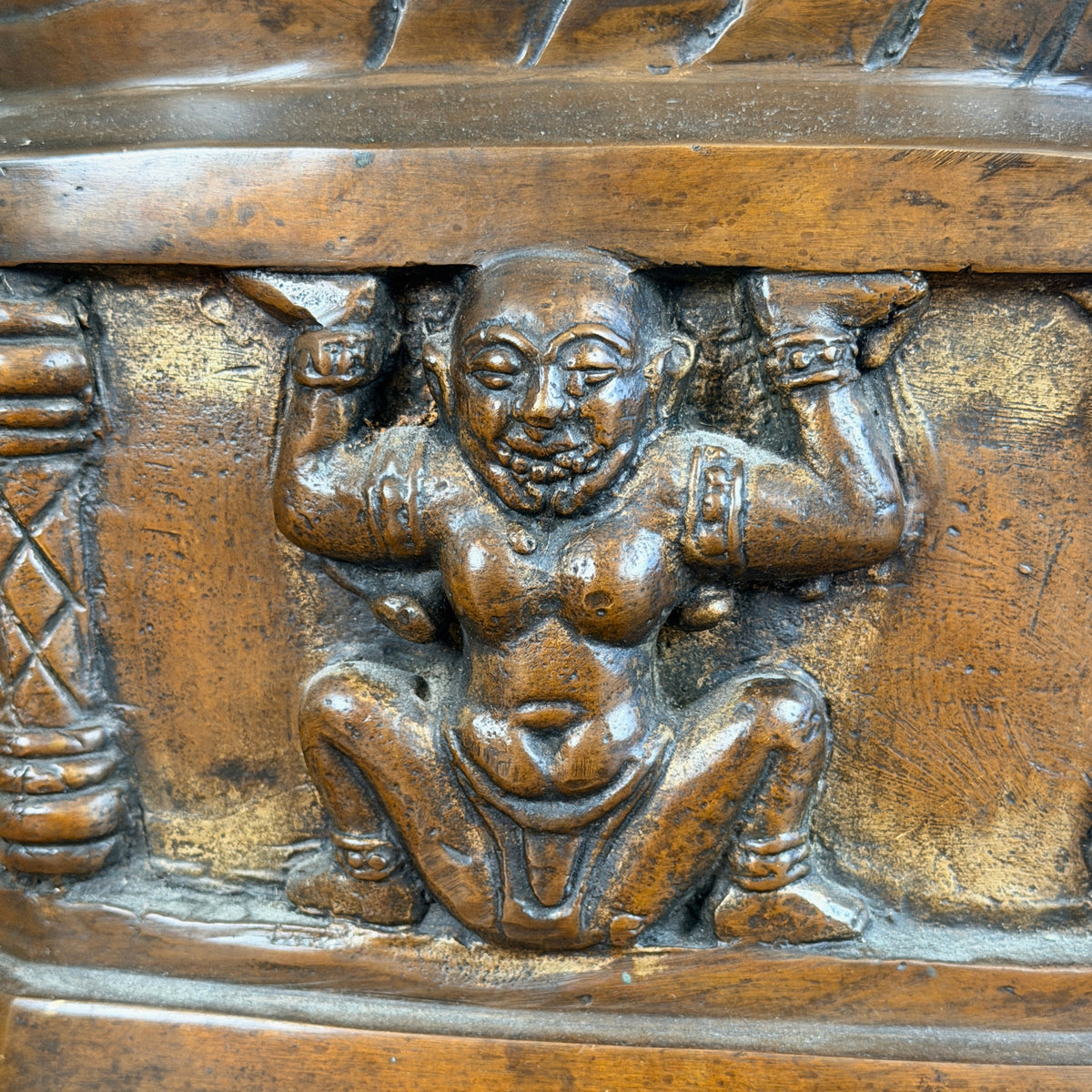 Atlant met handgesleten hoogtepunten en oud vuil in de diepten, close-up