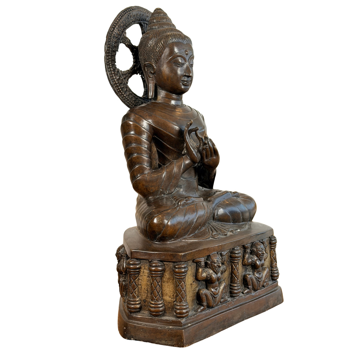 Bronzen Boeddha in Gandhara-stijl op hoge troon, driekwart vooraanzicht
