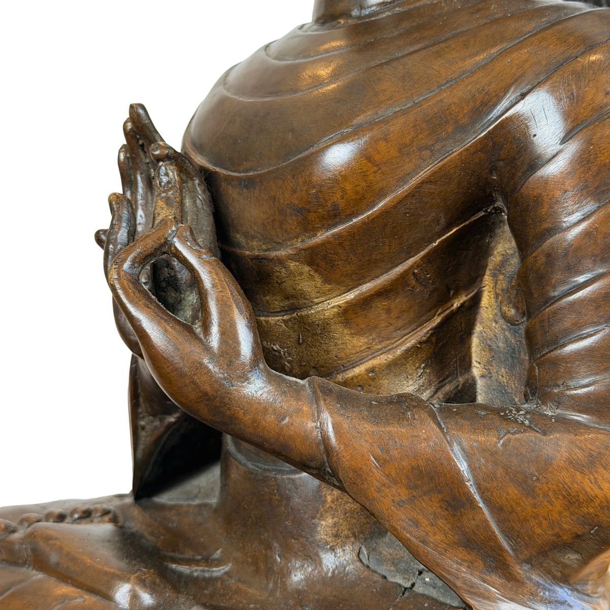 Hand in dharmachakra mudra en gewaadplooien op de borst, close-up