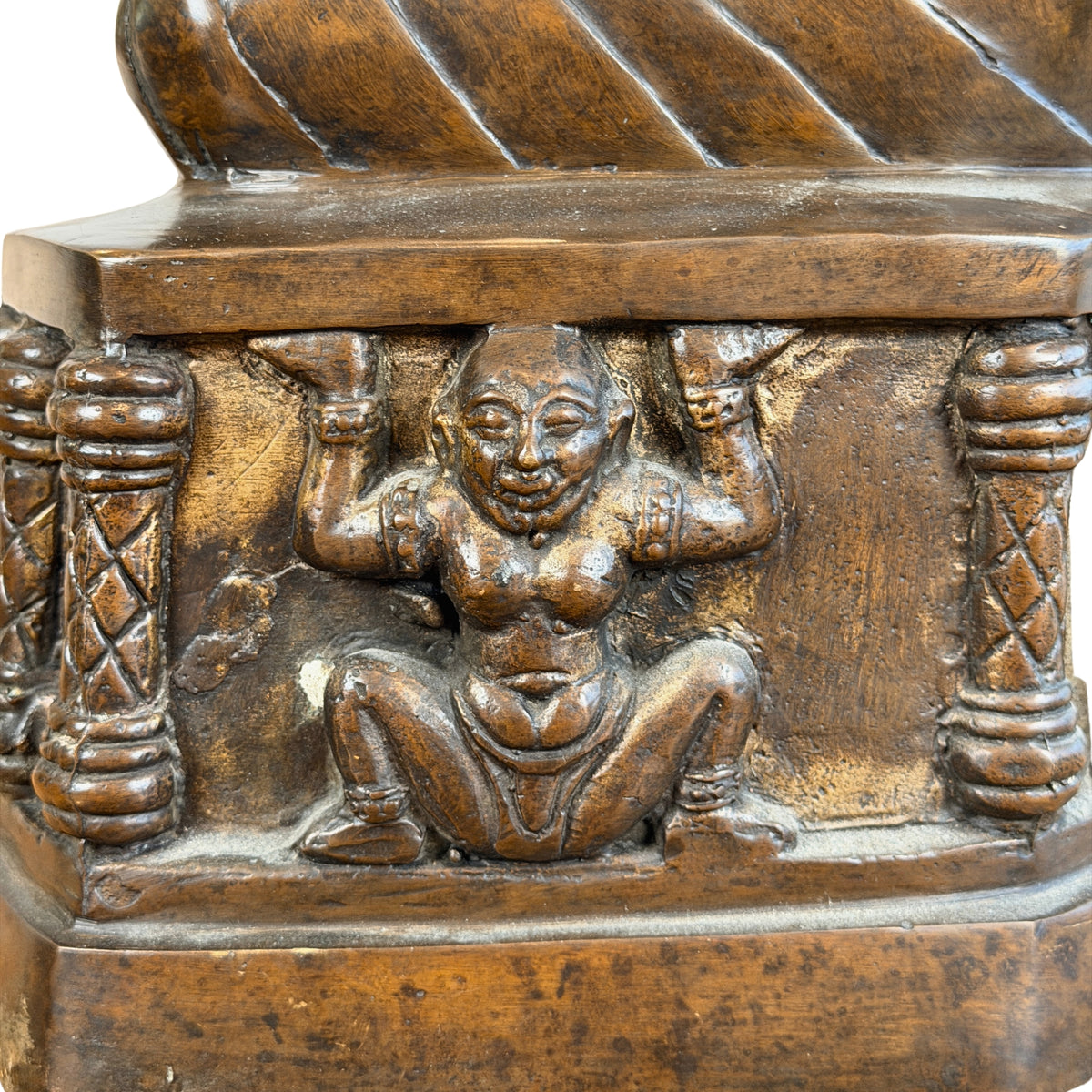 Atlant tussen gedraaide zuilen op de troon, detail